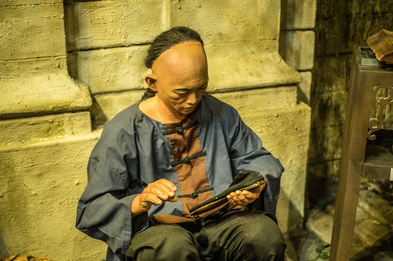 Bahay Tsinoy, museum of Chinese in Philippine Life - HOKKIEN IDIOM 雞母拖秤錘 kue-bu t'ua chin t'ui mother hen pulling a steelyard weights people carrying too much burden